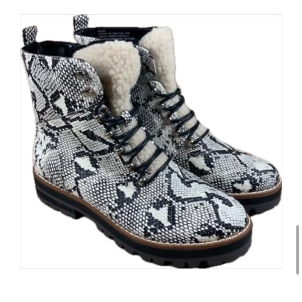 CROWN & IVY Women’s Boots Black & White Snake Print with Sherpa Lining NWOT Sz 7